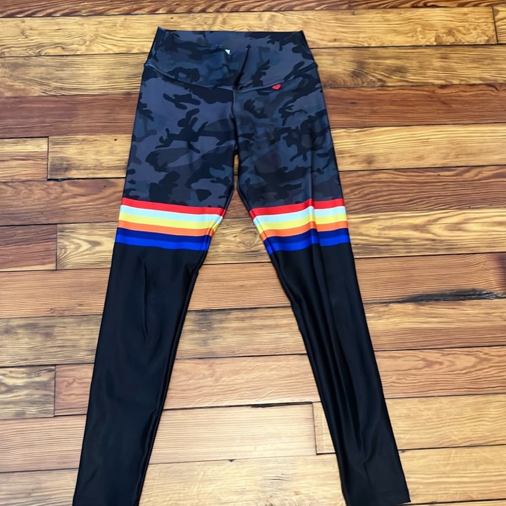 FIT MAMA Camo Leggings with Rainbow Stripes size small